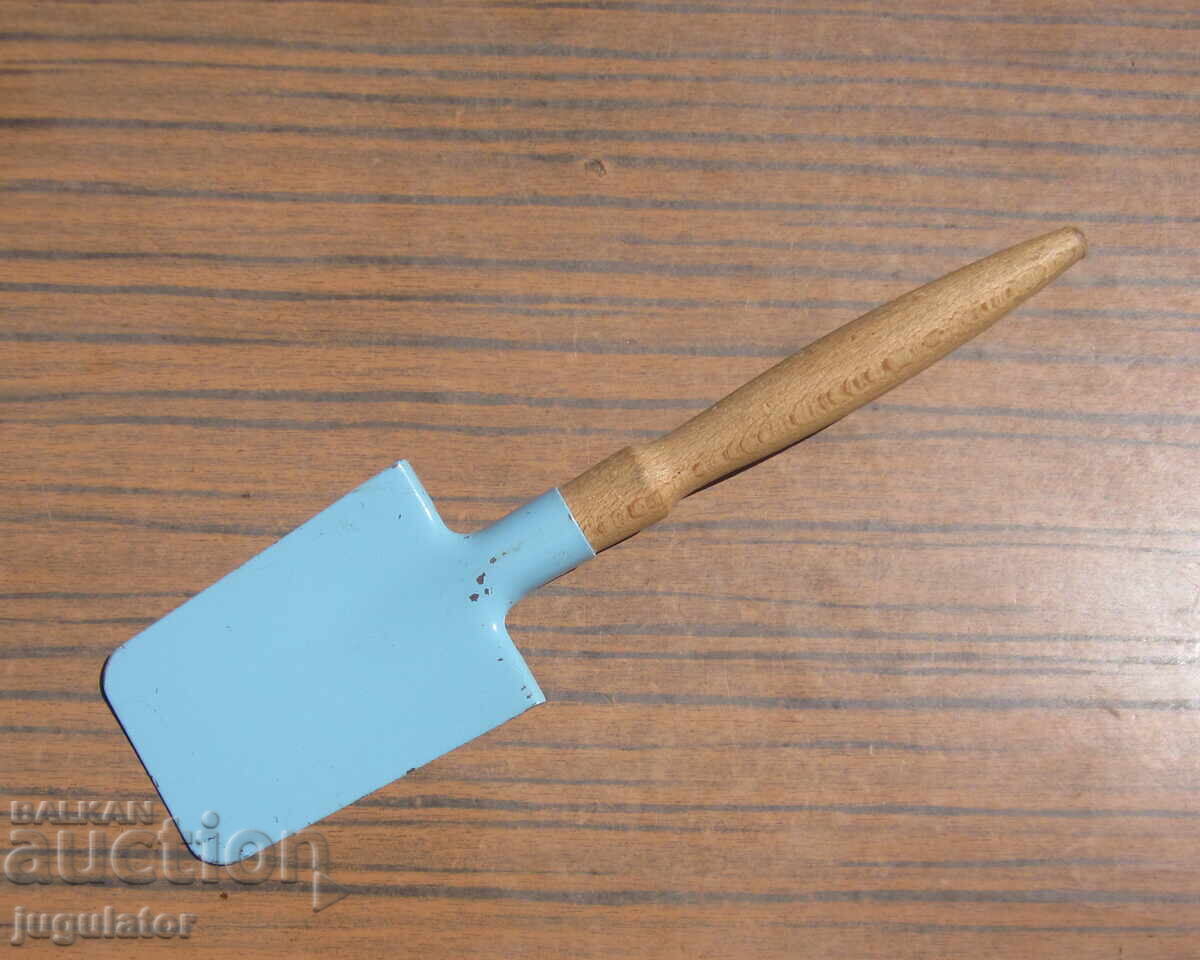 Аукцион стара Българска детска играчка лопатка от соца с етикет Аукцион стара Българска детска играчка лопатка от соца с етикет