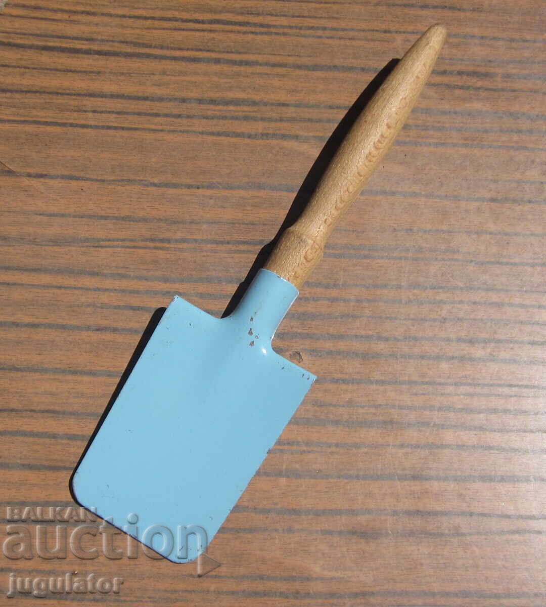 Доставка на стара Българска детска играчка лопатка от соца с етикет Доставка на стара Българска детска играчка лопатка от соца с етикет