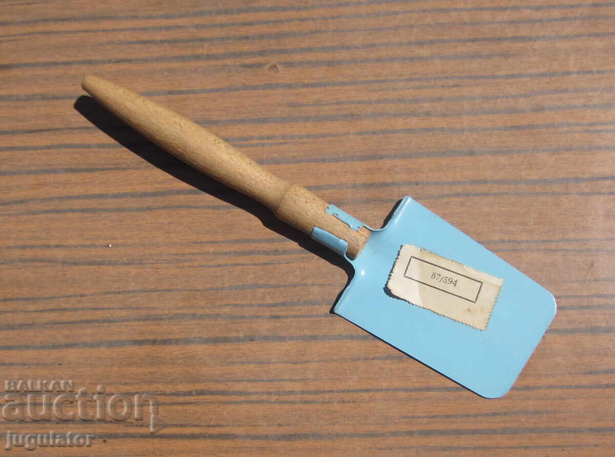 стара Българска детска играчка лопатка от соца с етикет стара Българска детска играчка лопатка от соца с етикет