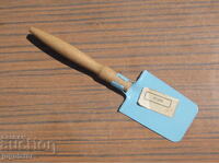 Παλιό Βουλγάρικο παιδικό παιχνίδι φτυάρι από την εποχή του σοσιαλισμού με ετικέτα