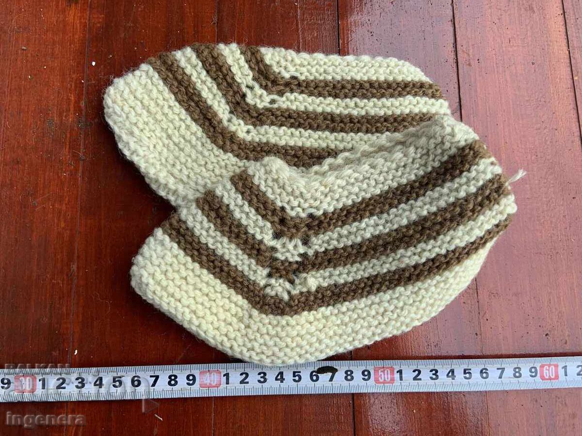 TERLICI, PAPUCI, CIORAPI, CĂLCUȚE, Ciorapi tricotate manual din lână NOI cu preț 12.00 BGN | € 6.14