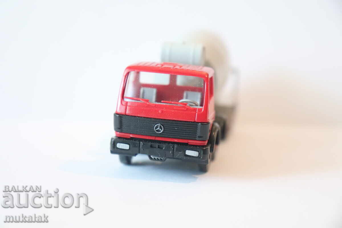 Delivery of WIKING? H0 1/87 MERCEDES CONCRETE MIXER MODEL TRUCK