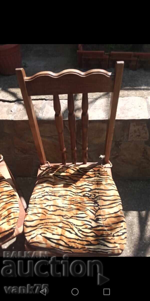 Licitație Scaune din lemn de tip vintage Licitație Scaune din lemn de tip vintage