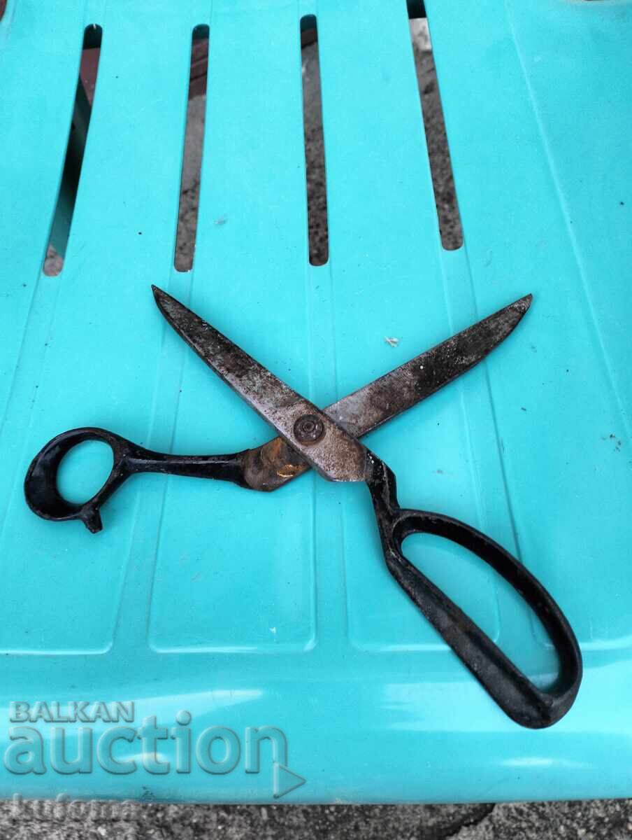 Auction  Old tailor's scissors