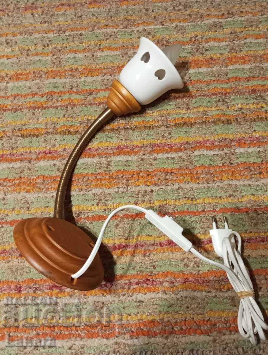 Όμορφη λάμπα για επιτοίχια τοποθέτηση