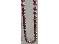 Colier-zgardan cu granate și biluțe de argint cu aurire