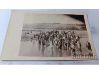 Fotografie Loveci Bărbați femei și copii în râul Osăm 1927