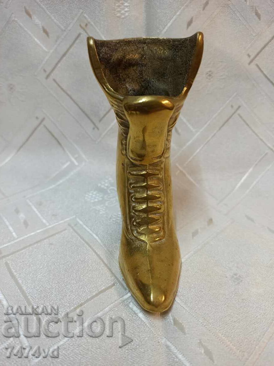 Auction Massive bronze sculpture of a woman's shoe Auction Massive bronze sculpture of a woman's shoe