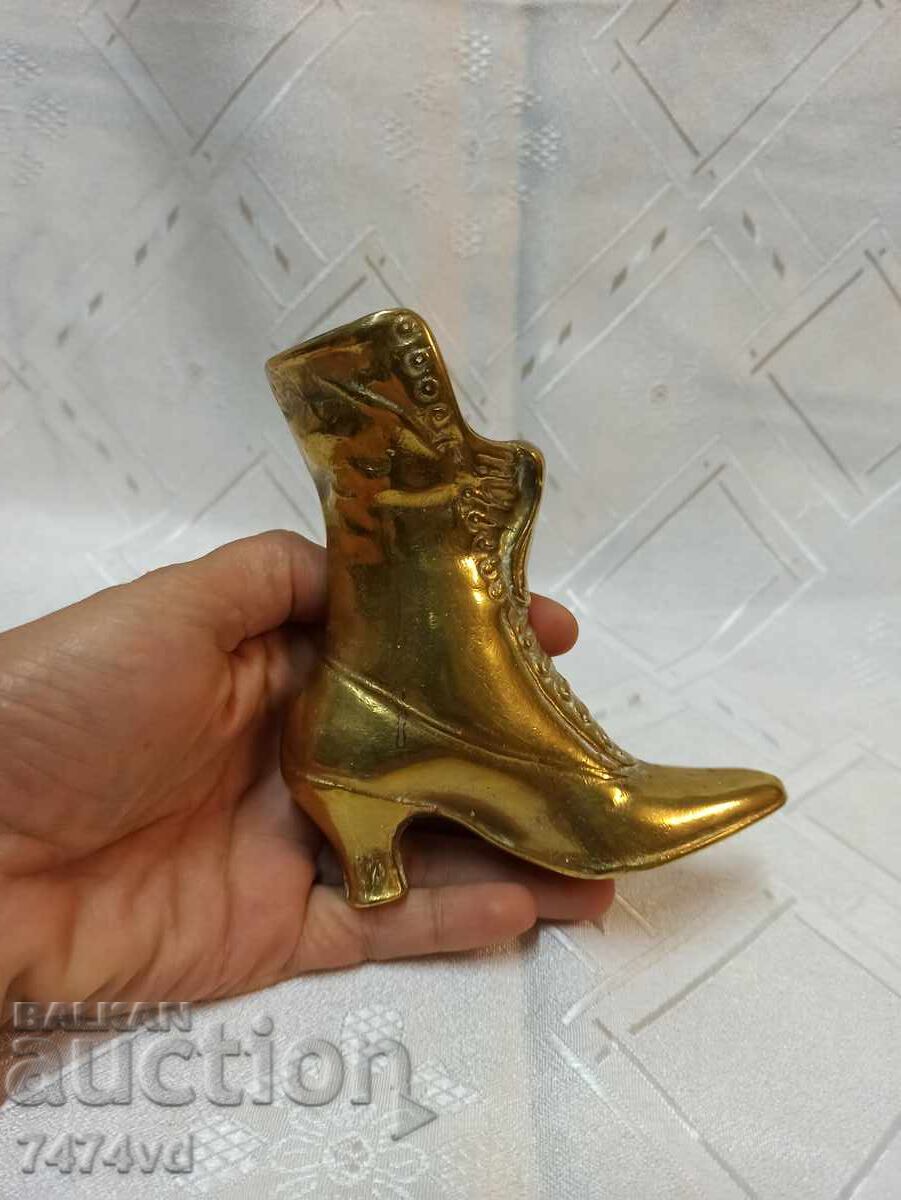 Delivery of Massive bronze sculpture of a woman's shoe Delivery of Massive bronze sculpture of a woman's shoe