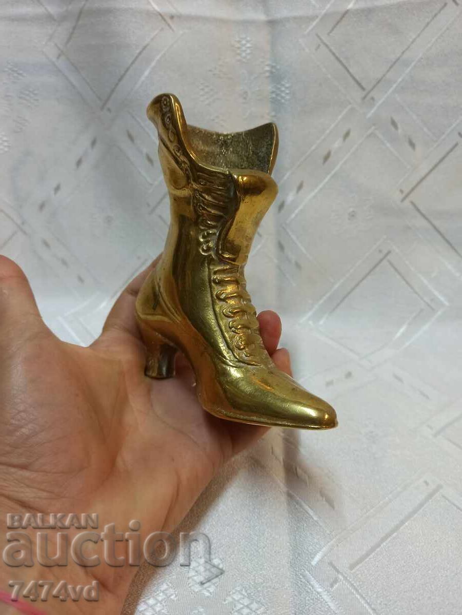 Massive bronze sculpture of a woman's shoe - 6 Massive bronze sculpture of a woman's shoe - 6