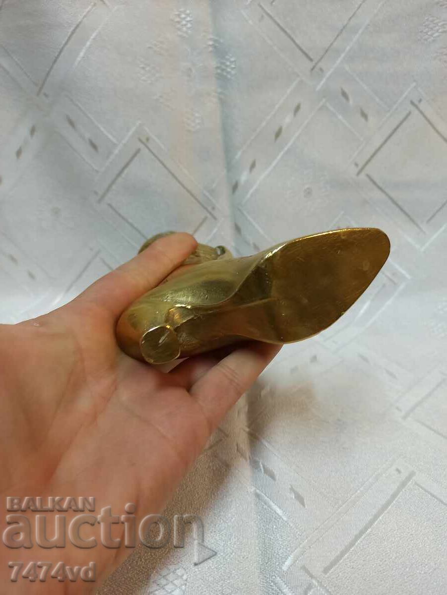 Massive bronze sculpture of a woman's shoe - 7 Massive bronze sculpture of a woman's shoe - 7