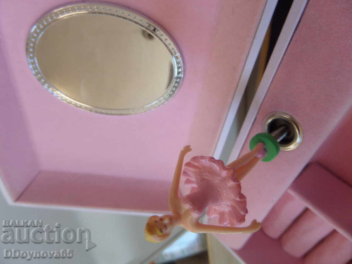 Cutie muzicală cu preț 85.00 BGN | € 43.46 Cutie muzicală cu preț 85.00 BGN | € 43.46