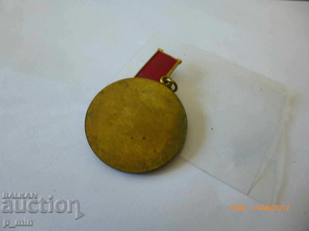 Plăcuță de piept - Școala Superioară de Construcții Militare cu preț 15.00 BGN | € 7.67 Plăcuță de piept - Școala Superioară de Construcții Militare cu preț 15.00 BGN | € 7.67