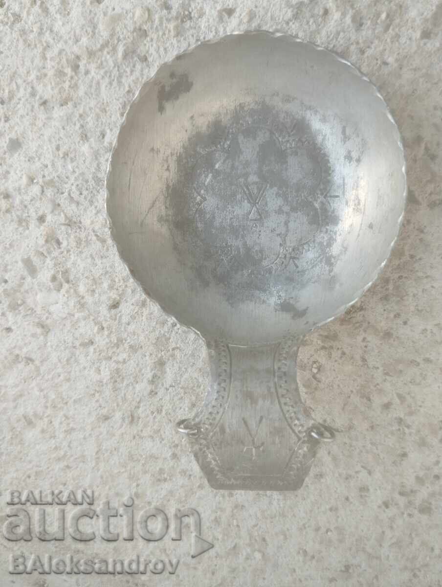 Аукцион Стар малък гравиран съд може би за дегостация Аукцион Стар малък гравиран съд може би за дегостация