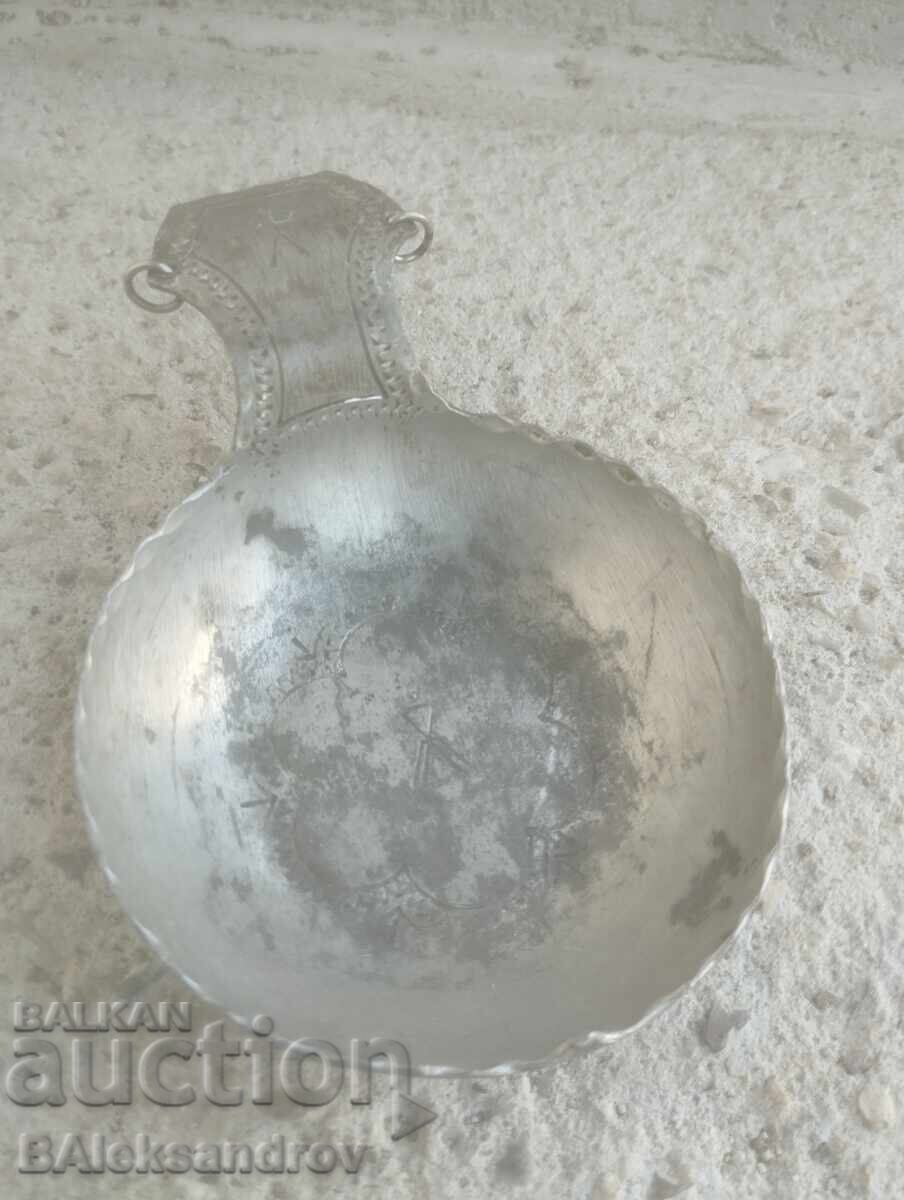 Стар малък гравиран съд може би за дегостация Стар малък гравиран съд може би за дегостация