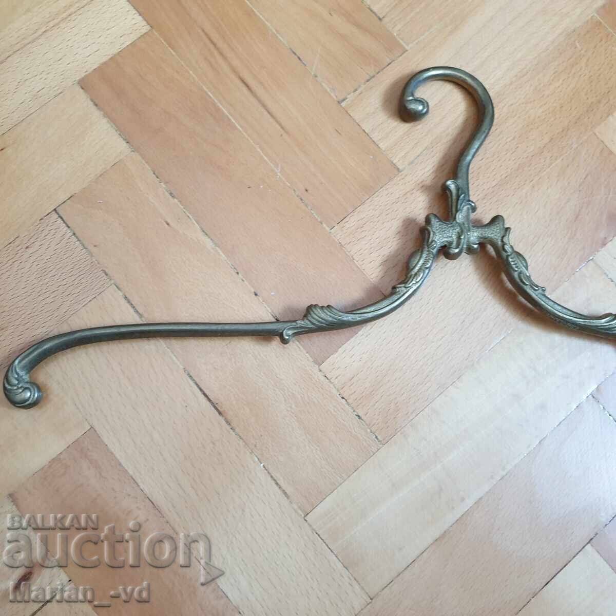 Аукцион Стара закачалка от масивен месинг Аукцион Стара закачалка от масивен месинг