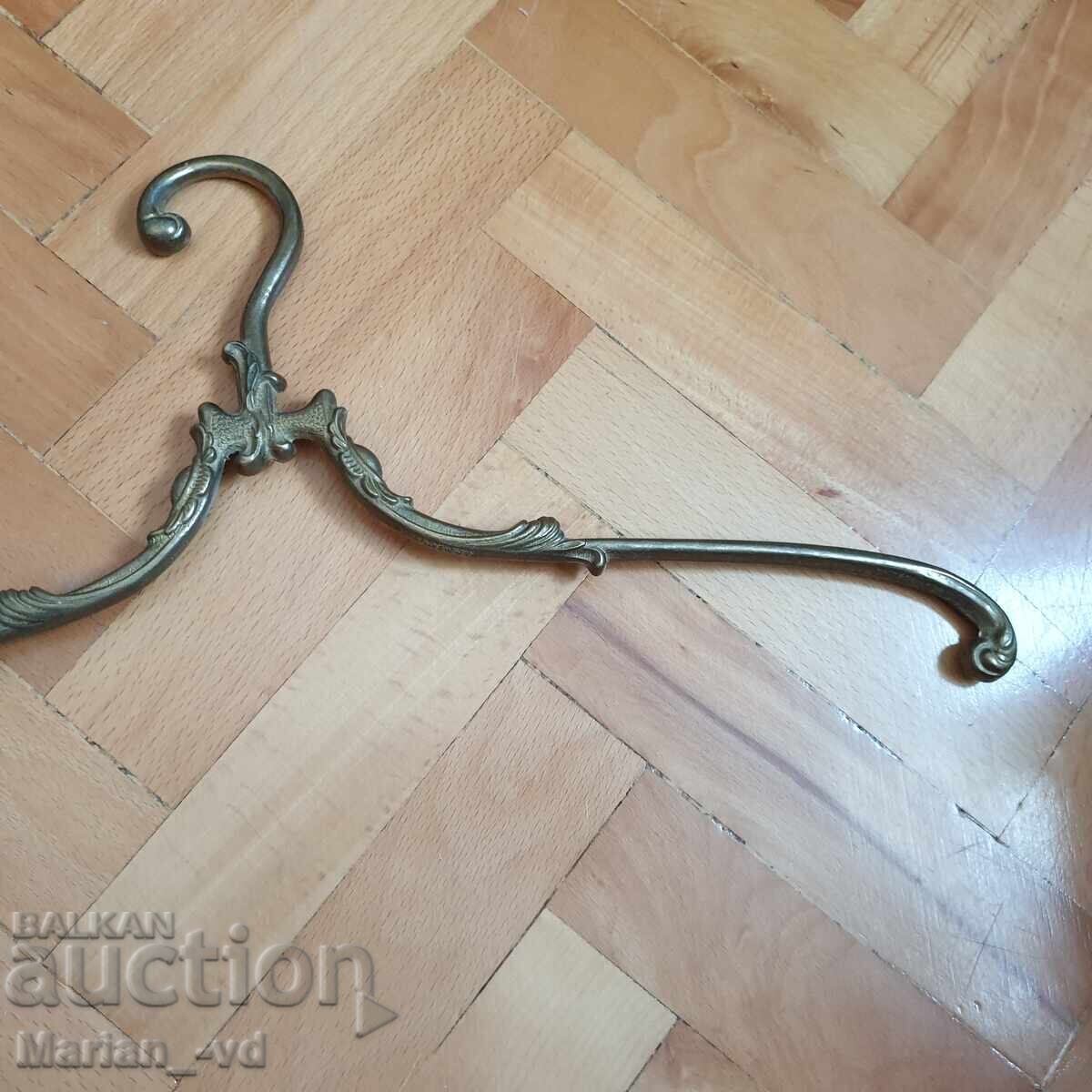 Доставка на Стара закачалка от масивен месинг Доставка на Стара закачалка от масивен месинг