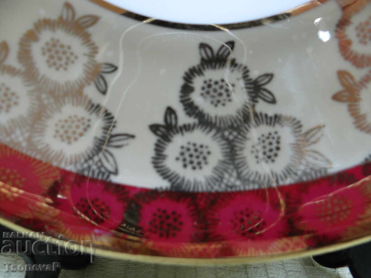 Auction Porcelain Themed Plate Auction Porcelain Themed Plate