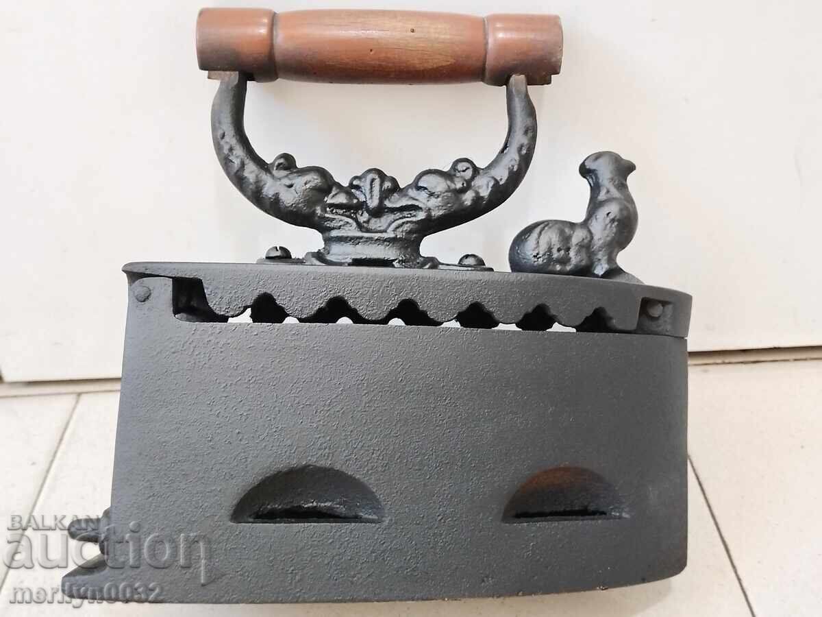 Un fier de călcat vechi în flăcări cu preț 69.00 BGN | € 35.28