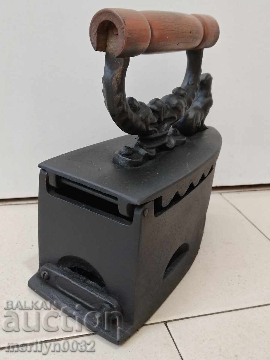 Licitație Un fier de călcat vechi în flăcări