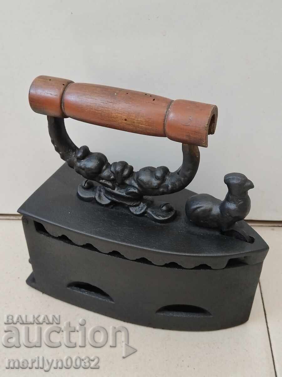 Livrarea Un fier de călcat vechi în flăcări