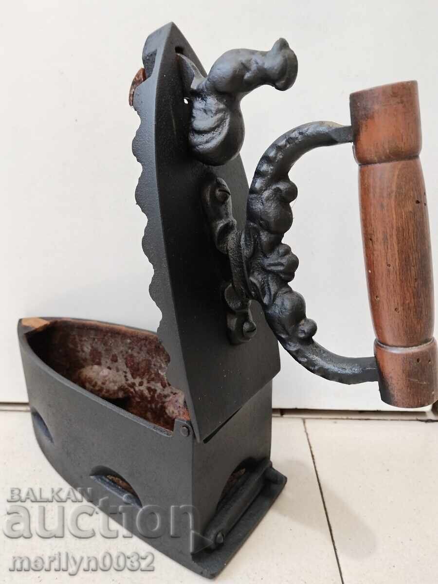 Un fier de călcat vechi în flăcări - 5