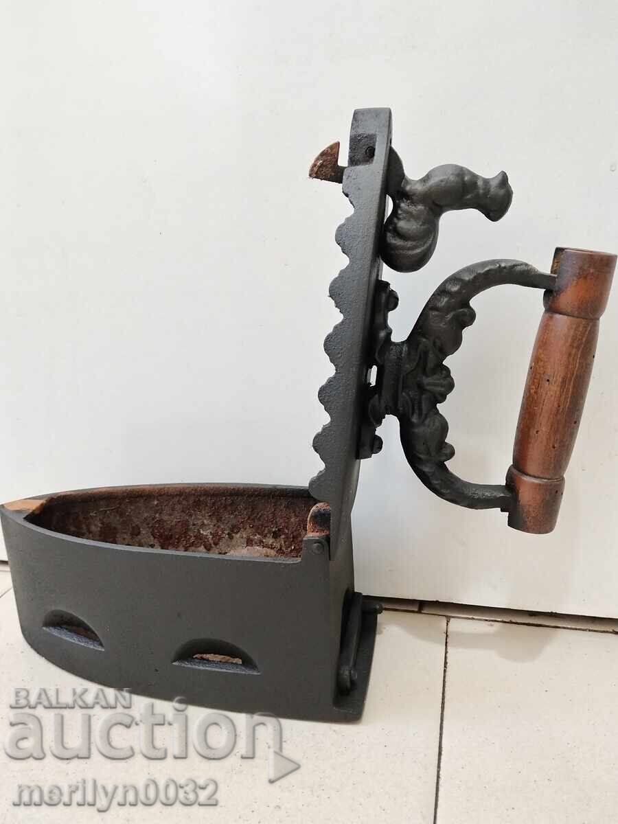 Un fier de călcat vechi în flăcări - 6