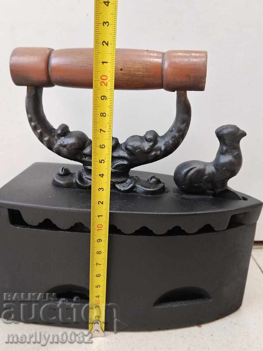 Un fier de călcat vechi în flăcări - 7