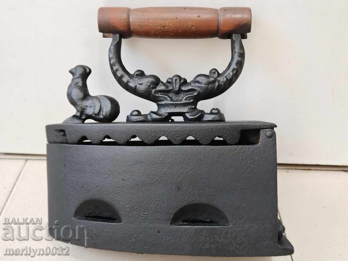 Un fier de călcat vechi în flăcări