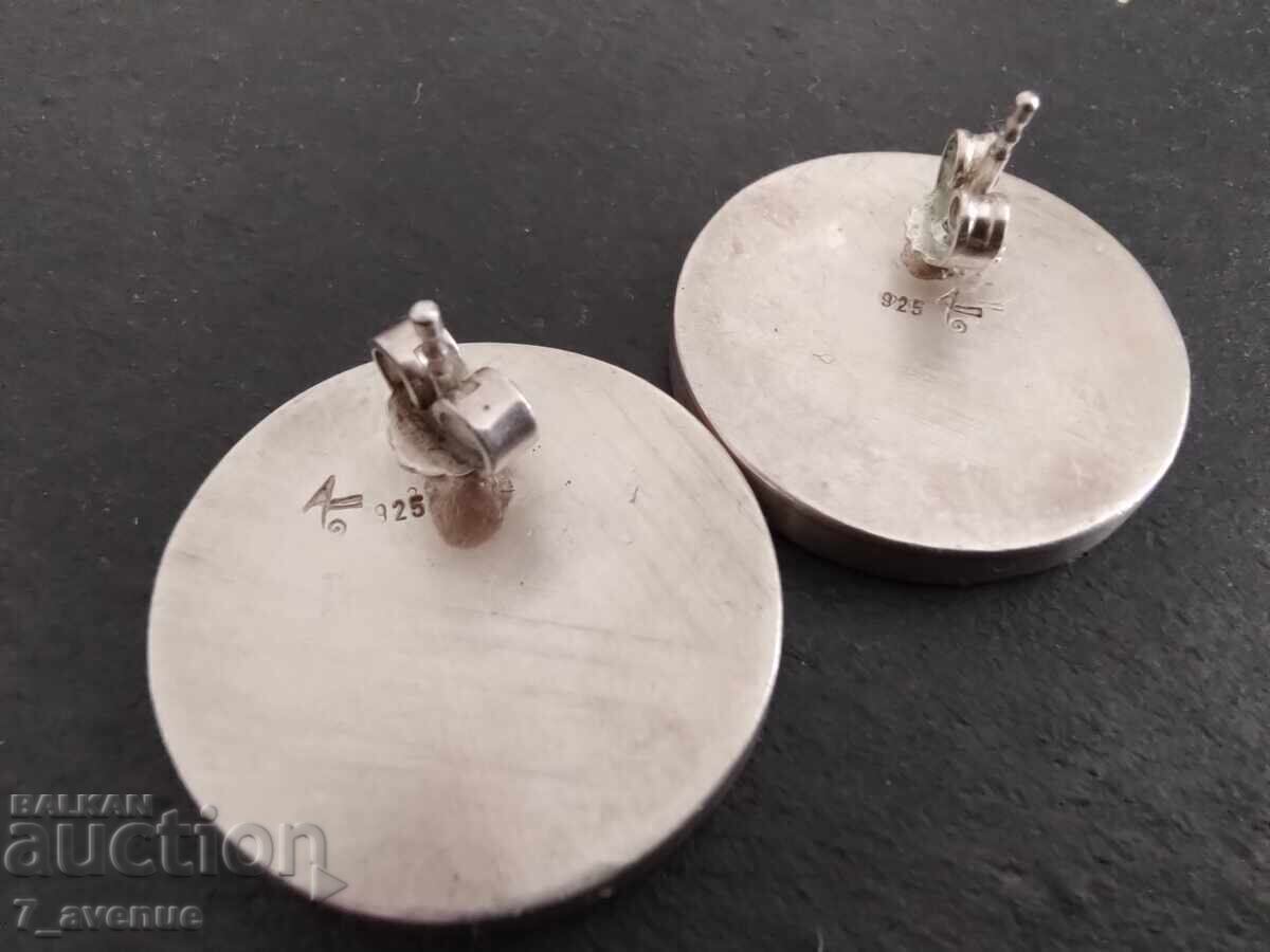 Delivery of Elegant, brand-name earrings, Chess 9.06.2025