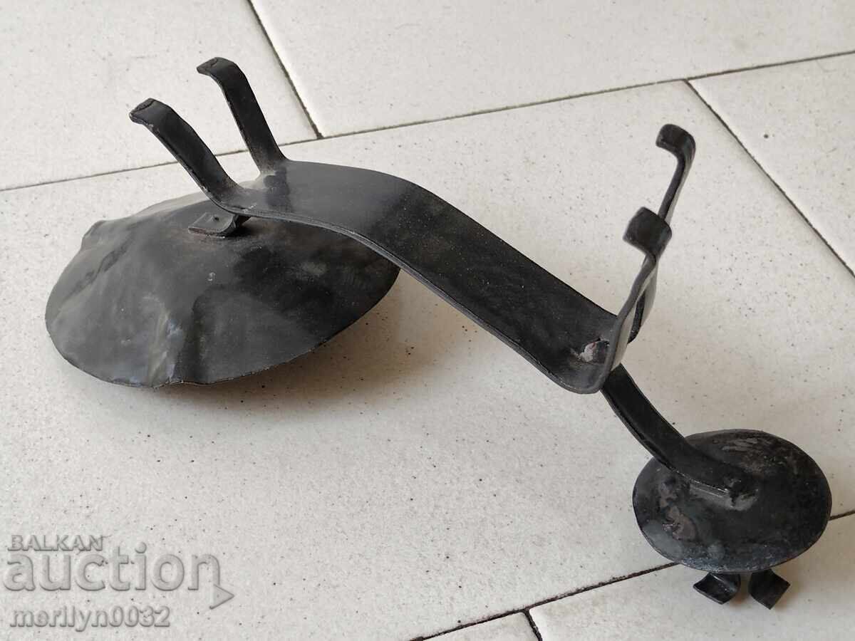 Παράδοση Παλιό σφυρήλατο κηροπήγιο, κερί, κηροπήγιο