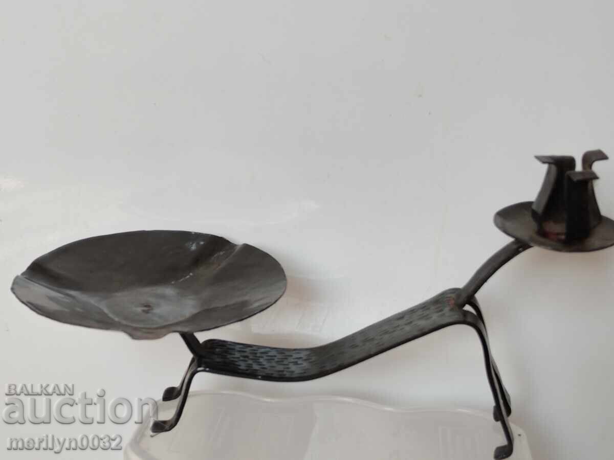 Παλιό σφυρήλατο κηροπήγιο, κερί, κηροπήγιο