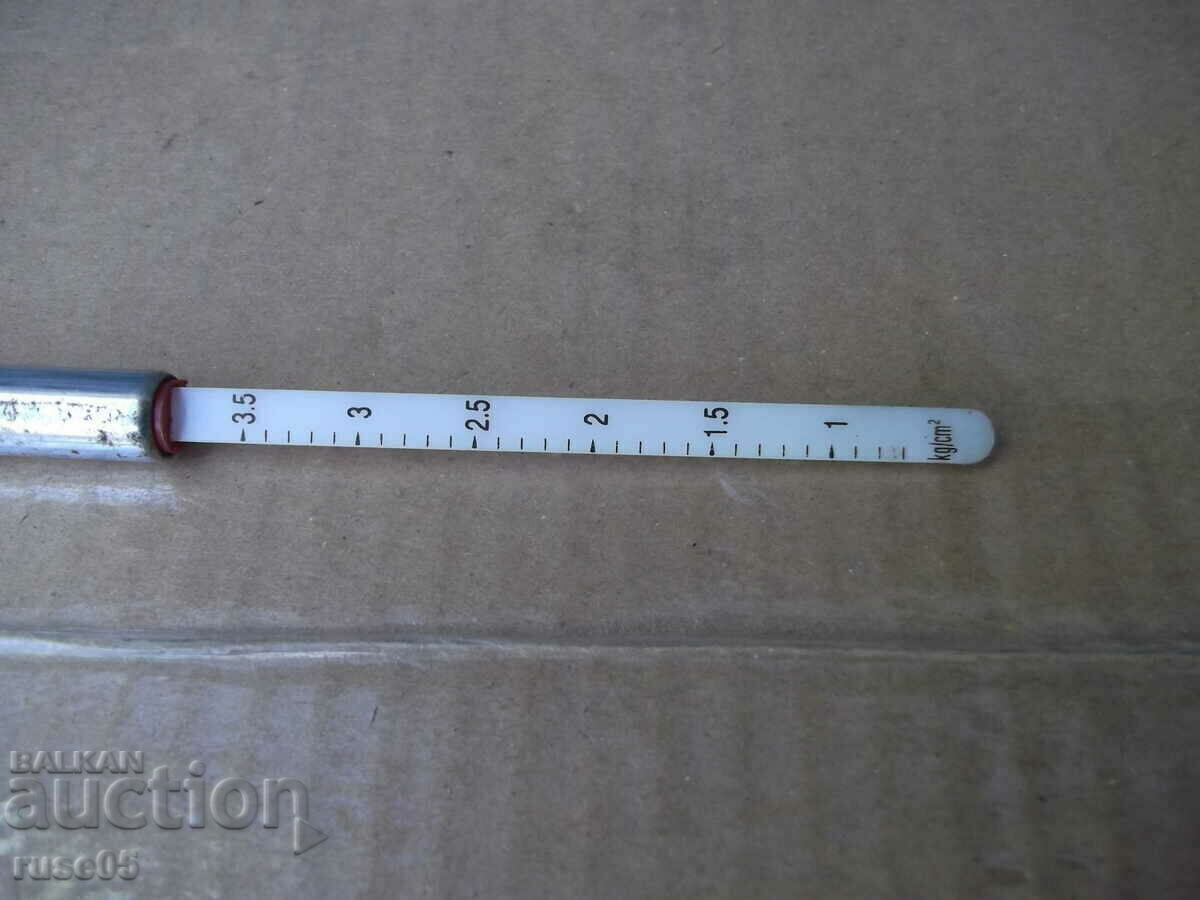 Pressure gauge for checking tire pressure working with price 3.00 BGN | € 1.53