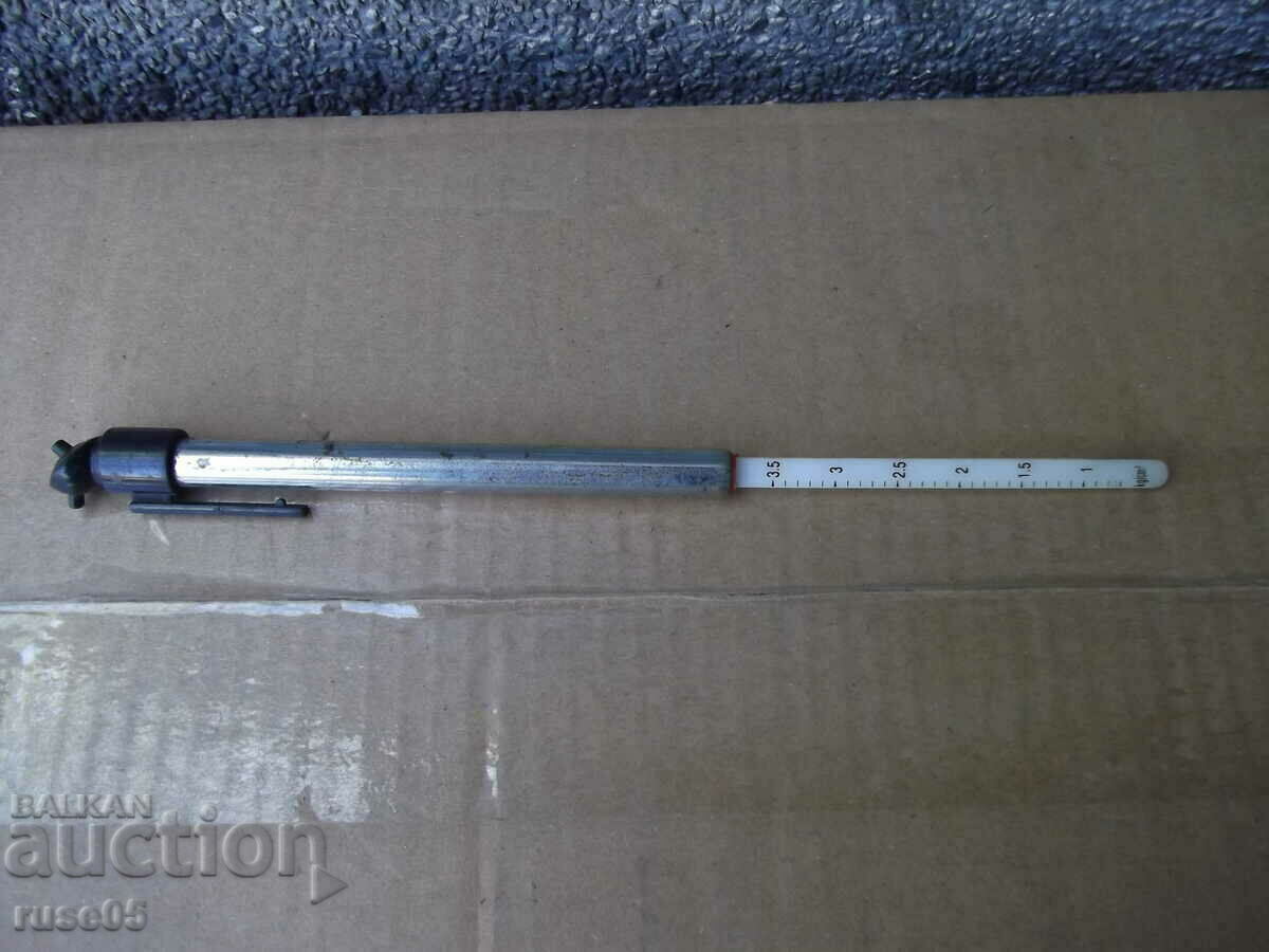 Pressure gauge for checking tire pressure working