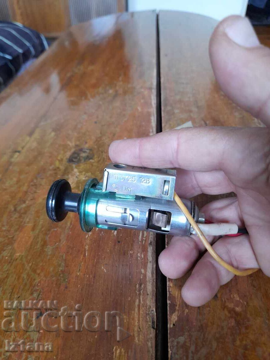 Παλιός αναπτήρας αυτοκινήτου με τιμή 32.00 BGN | € 16.36