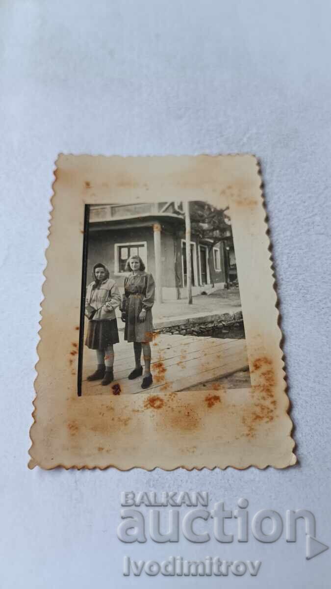 Φωτογραφία Σοφία Δύο νεαρά κορίτσια στο πεζοδρόμιο