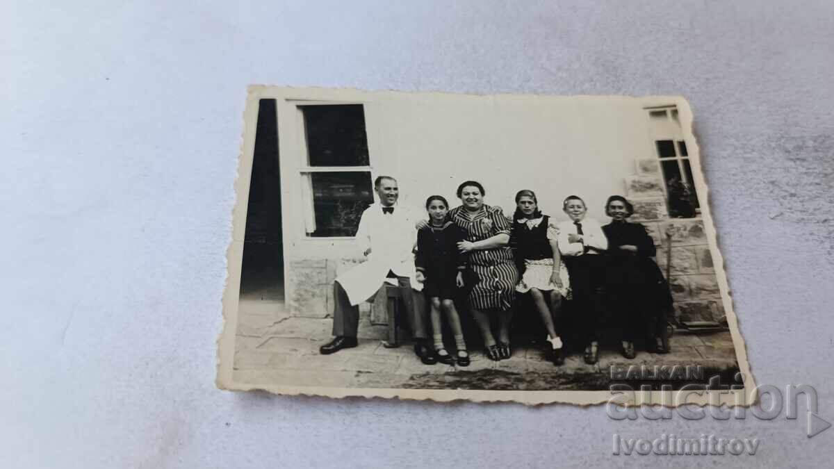 Φωτογραφία Σόφια Άνδρας γυναίκες και παιδιά καθισμένοι σε πάγκο