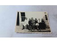 Φωτογραφία Σόφια Άνδρας γυναίκες και παιδιά καθισμένοι σε πάγκο