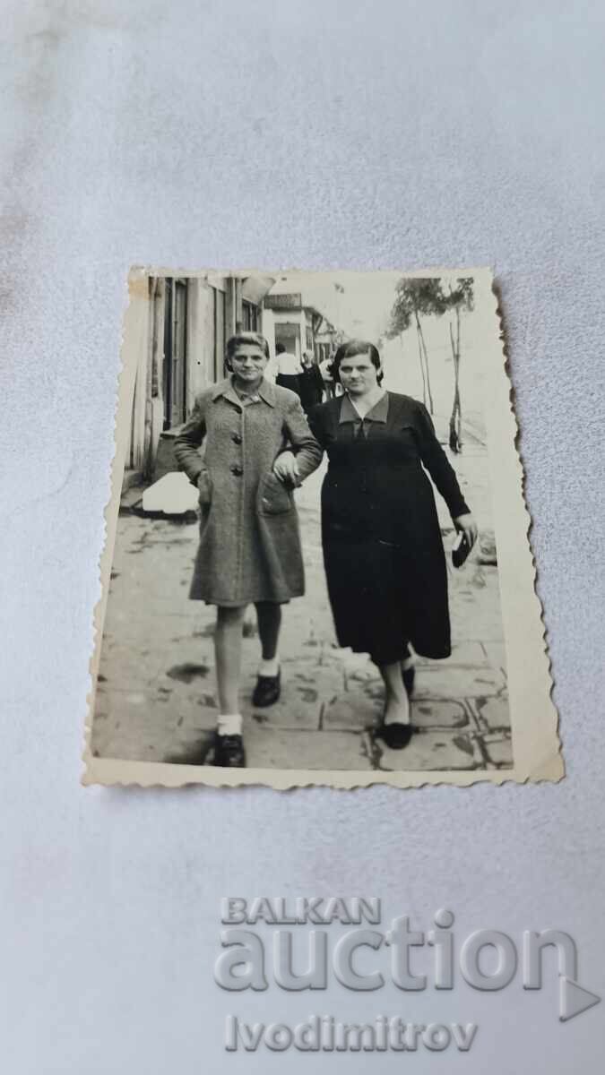 Photo Sofia Two women on a walk 1940