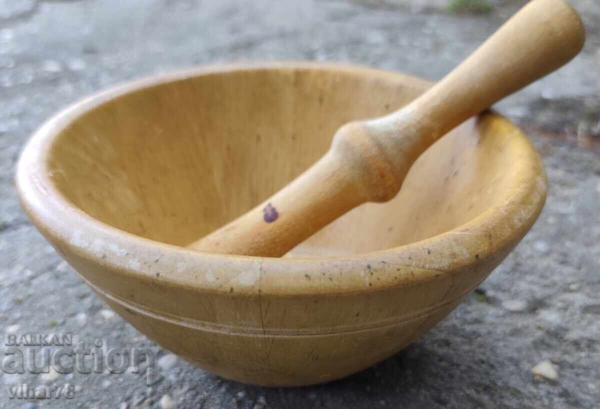 UN BASTRON DE LEMN UN BASTRON DE LEMN