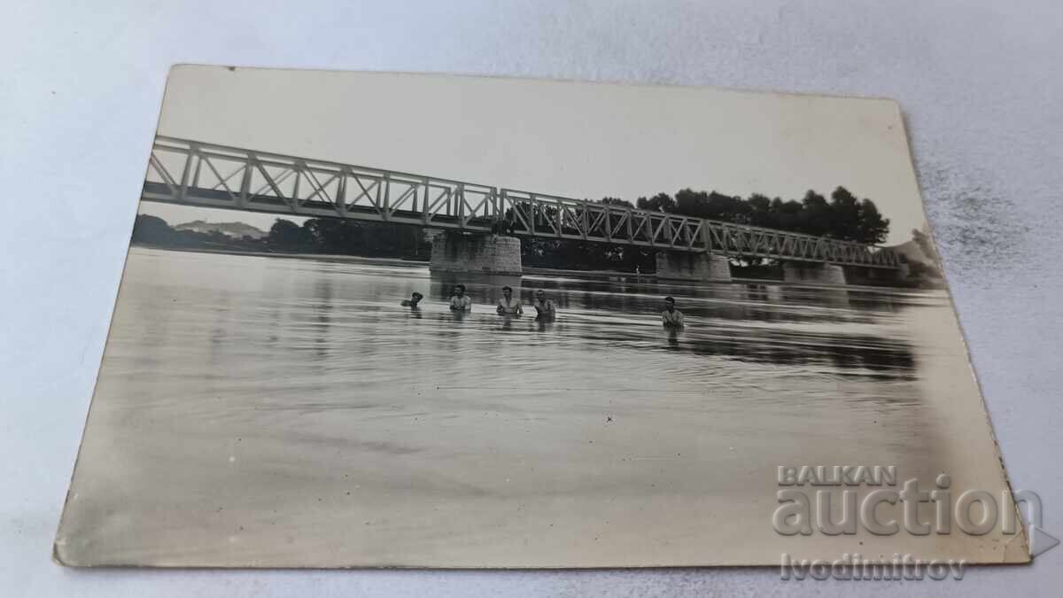 Fotografie Tineri bărbați făcând baie într-un râu mare