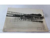 Φωτογραφία Νέοι άνδρες που κολυμπούν σε μεγάλο ποτάμι