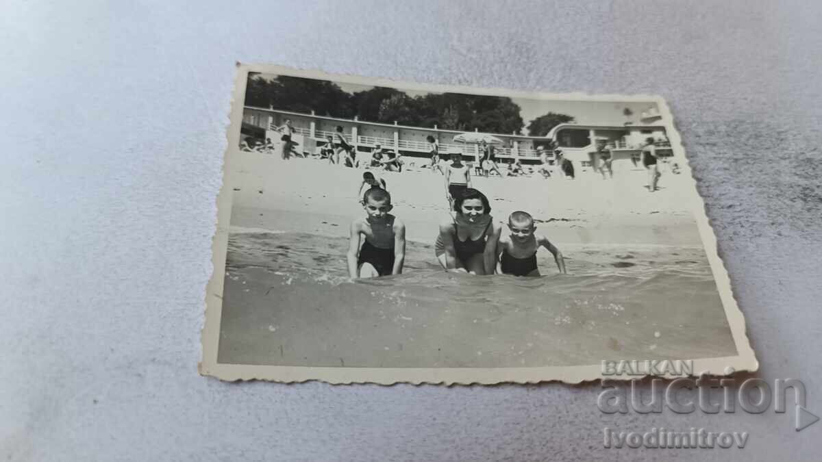 Fotografie Varna Femeie și doi băieți pe malul mării 1939 Fotografie Varna Femeie și doi băieți pe malul mării 1939