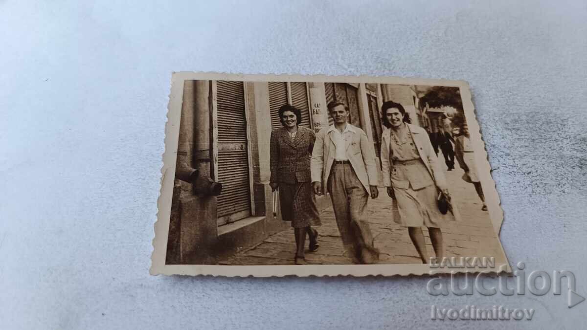 Φωτογραφία Σοφία Ένας άνδρας και δύο νεαρές γυναίκες σε μια βόλτα