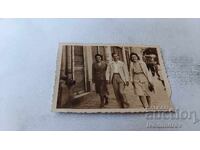 Φωτογραφία Σοφία Ένας άνδρας και δύο νεαρές γυναίκες σε μια βόλτα