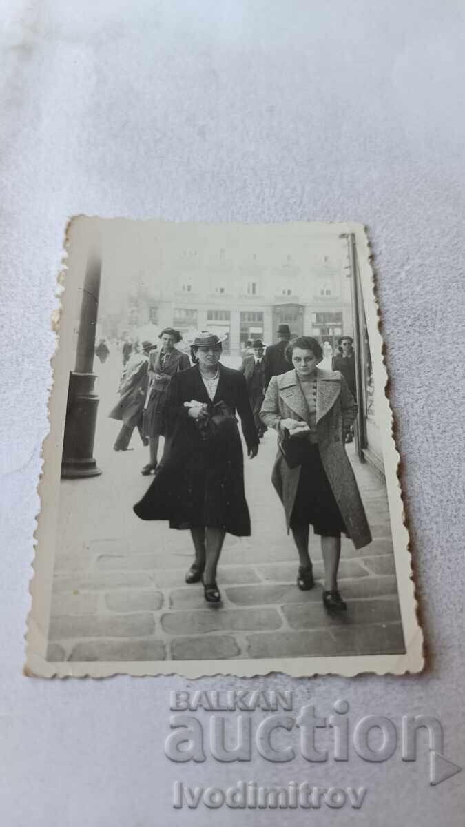 Photo Sofia Two women on a walk Photo Sofia Two women on a walk