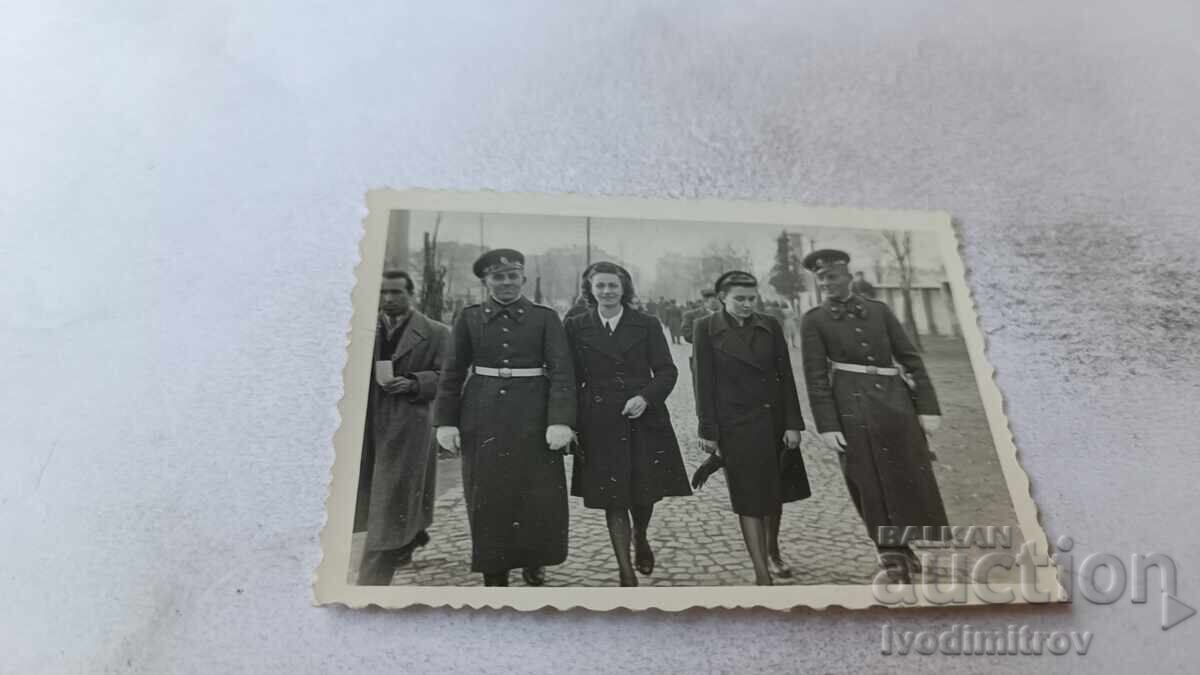 Φωτογραφία Σόφιας, δύο αξιωματικοί (άνδρας και δύο γυναίκες) σε βόλτα