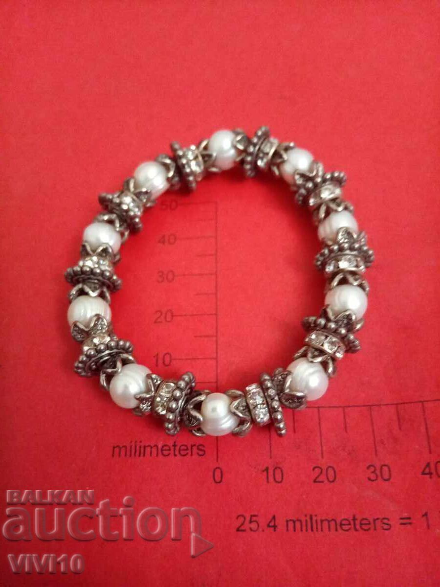 Brățară veche cu pietre și perle
