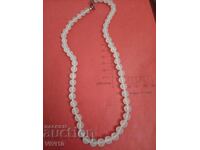 Colier vechi din cuarț alb