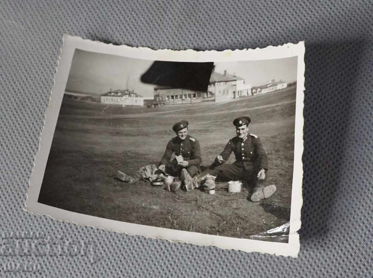 1943 Military Photo Soldiers Uniform Epaulettes Eating Lunch